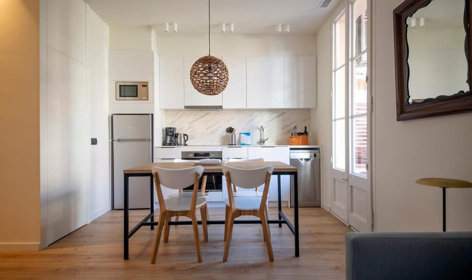 Kitchen or kitchenette, Dining area