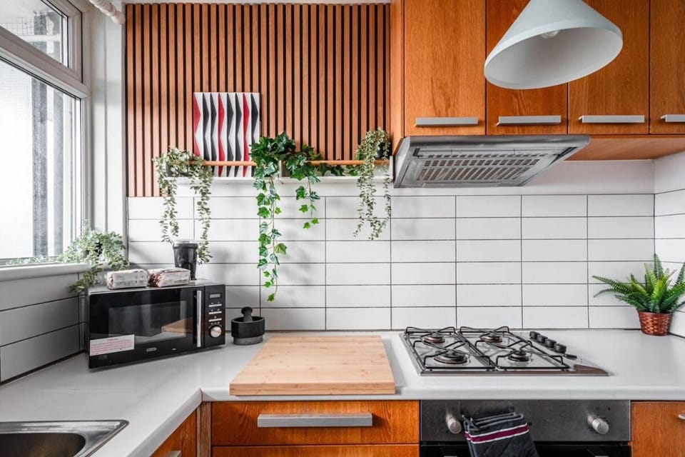 Kitchen or kitchenette, microwave, stove