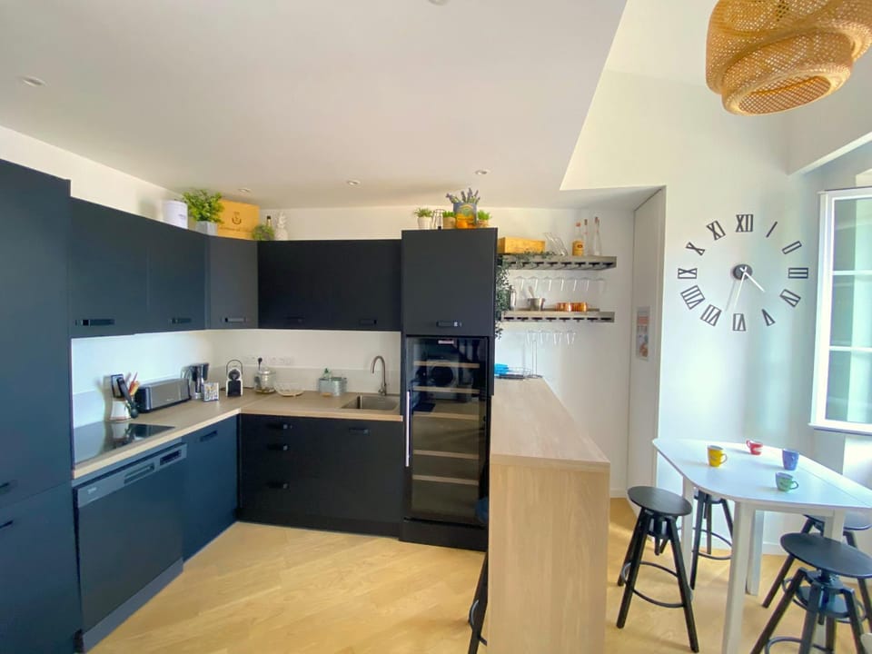 Coffee/tea facilities, Kitchen or kitchenette, Dining area, dishwasher, stove, toaster
