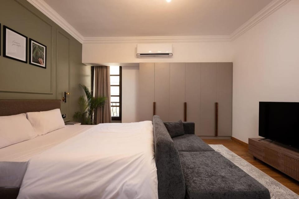 Bed, TV and multimedia, Photo of the whole room, Bedroom