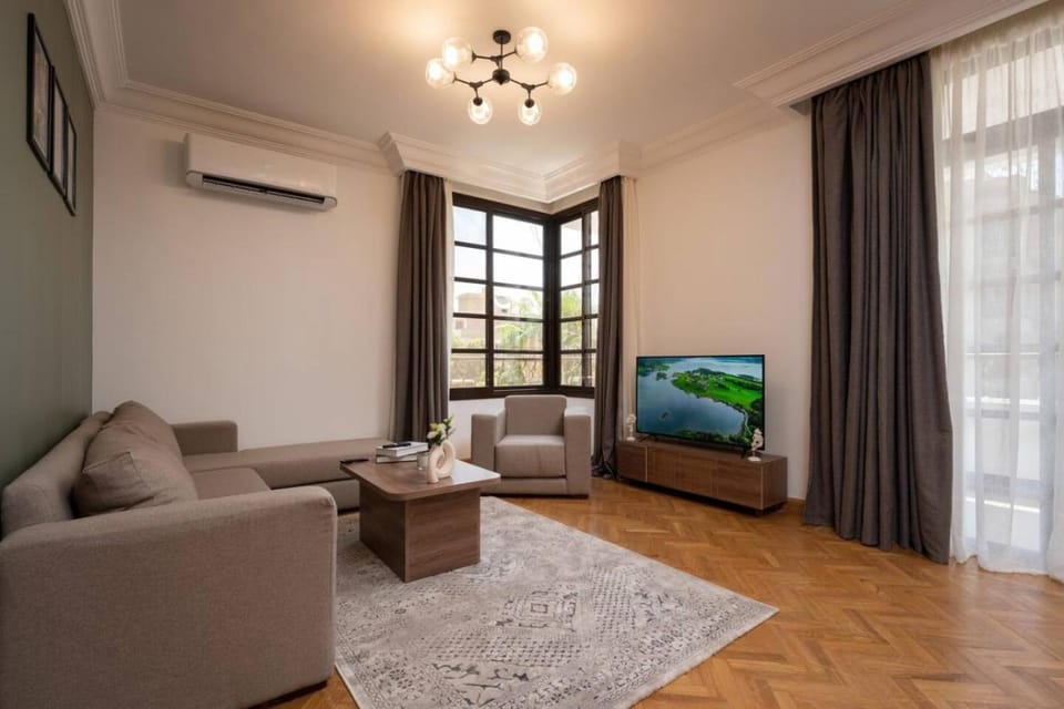 Bed, TV and multimedia, Photo of the whole room, Seating area, Bedroom