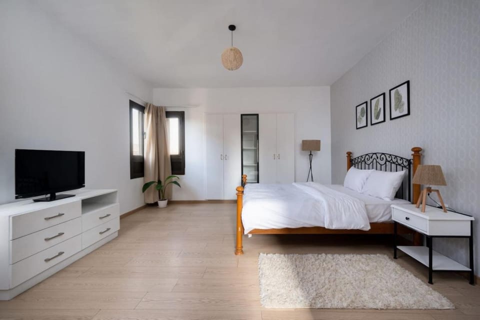 Communal lounge/ TV room, Bed, TV and multimedia, Photo of the whole room, Bedroom
