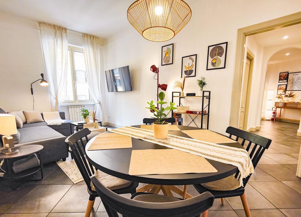 TV and multimedia, Living room, Seating area, Dining area