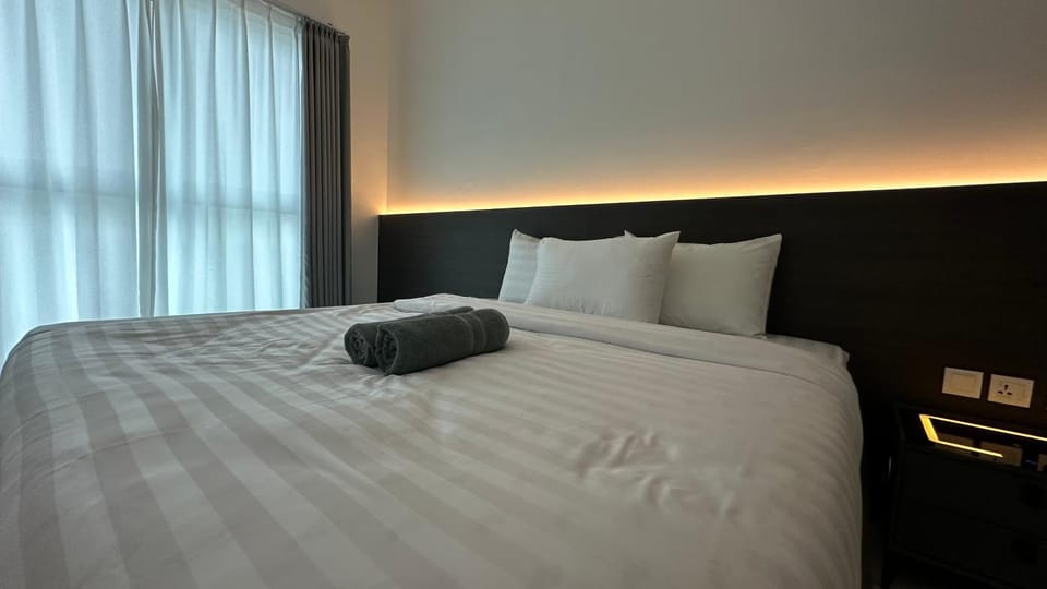 Bed, towels