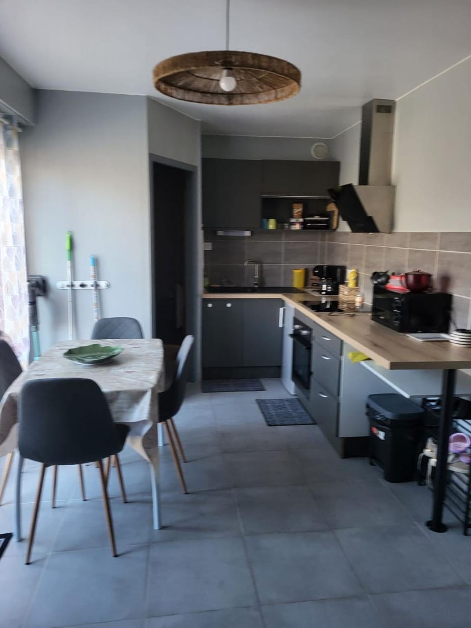 Kitchen or kitchenette, Dining area