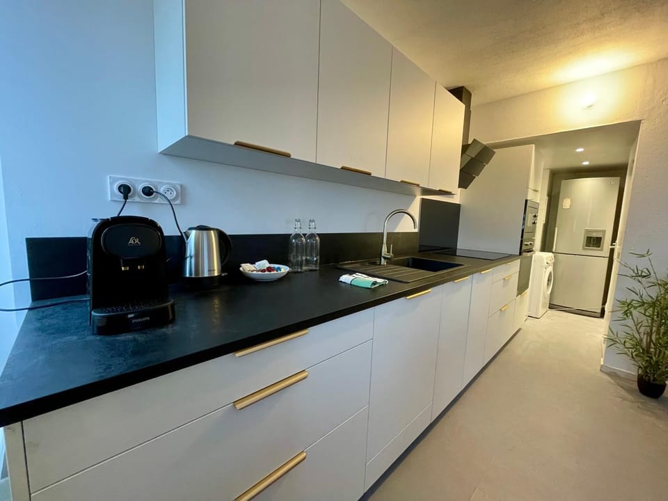 Coffee/tea facilities, Kitchen or kitchenette, stove