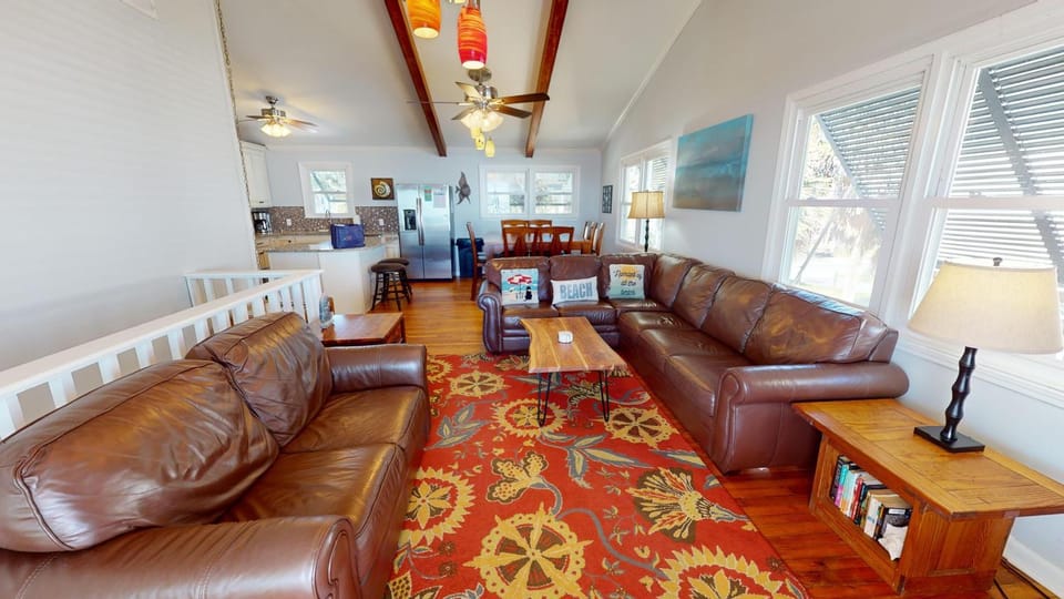 Day, TV and multimedia, Living room, Seating area, Family, pet friendly