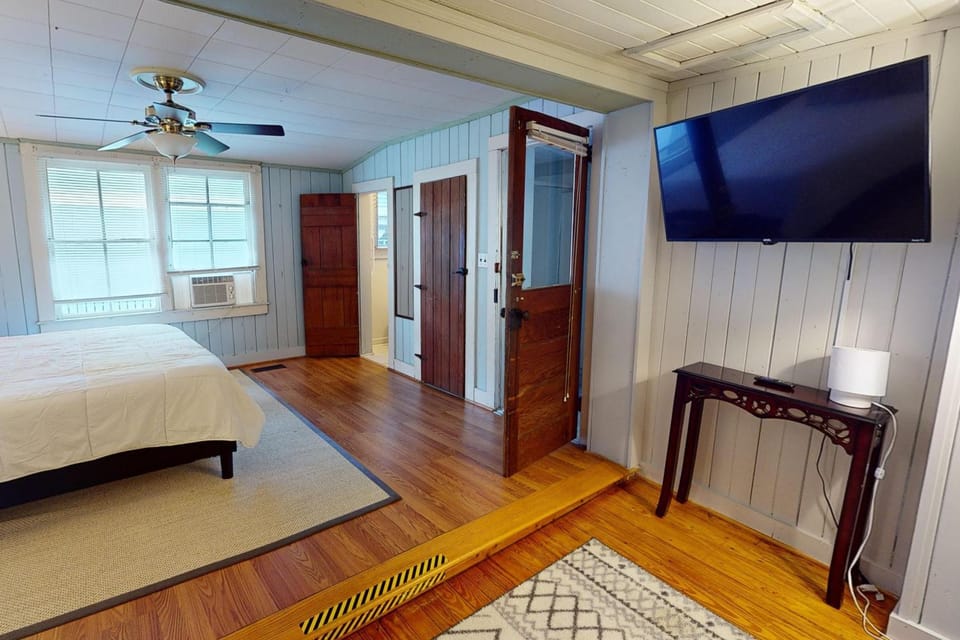 Bed, Night, Bedroom, pet friendly