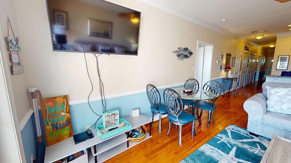 Living room, Seating area, Family, pet friendly