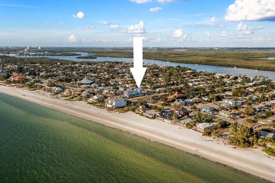 Anchors Away - Pool Home Across Street from Beach with Private Access House in Estero Island