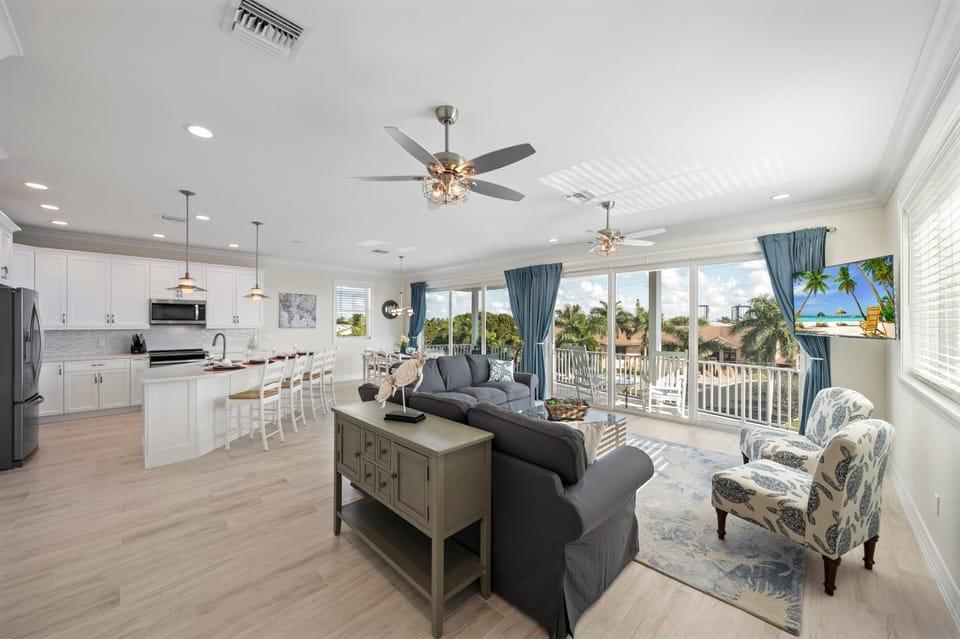 Anchors Away - Pool Home Across Street from Beach with Private Access House in Estero Island