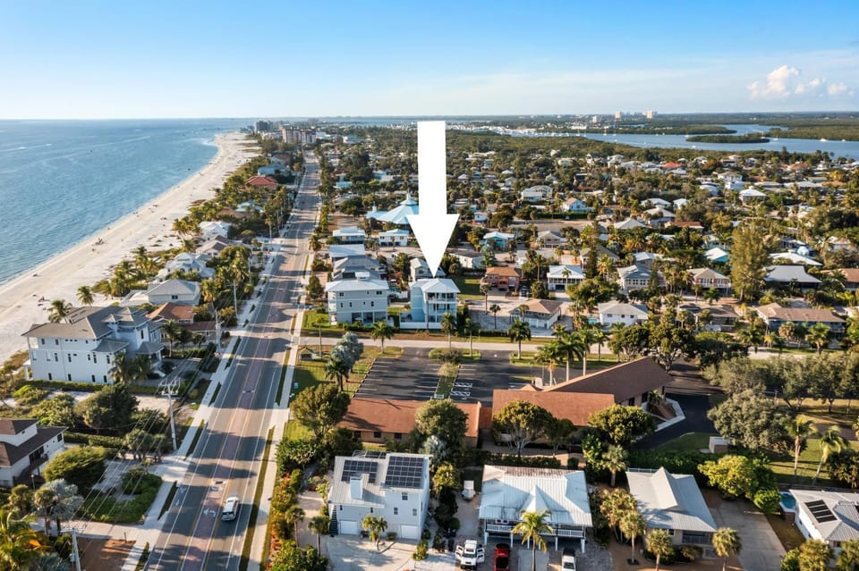 Anchors Away - Pool Home Across Street from Beach with Private Access House in Estero Island