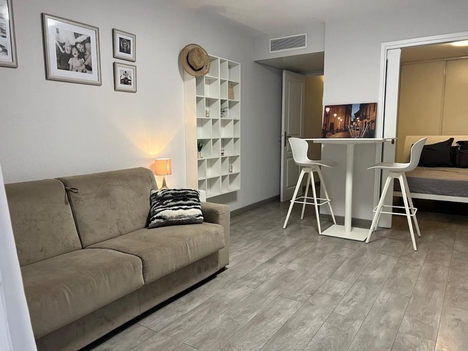 Monaco border, 2-room Josephine, pool, Bnb Rickeys Apartment in Avenue du Carnier