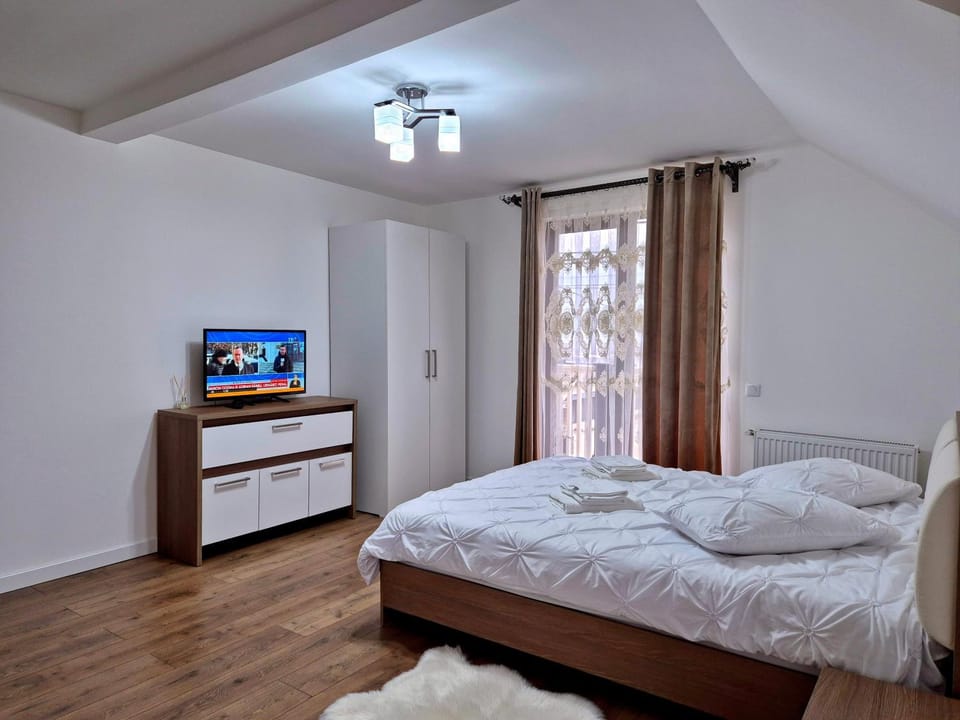 Bed, TV and multimedia, Photo of the whole room, Bedroom, towels