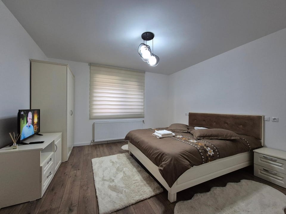 Bed, TV and multimedia, Photo of the whole room, Bedroom