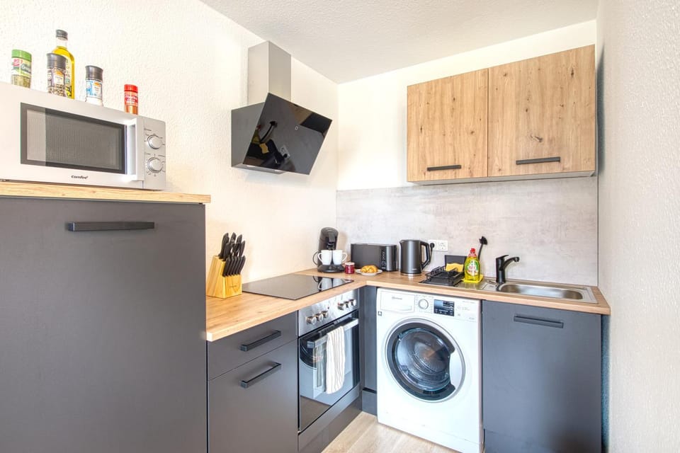 Kitchen or kitchenette, microwave, toaster, washing machine