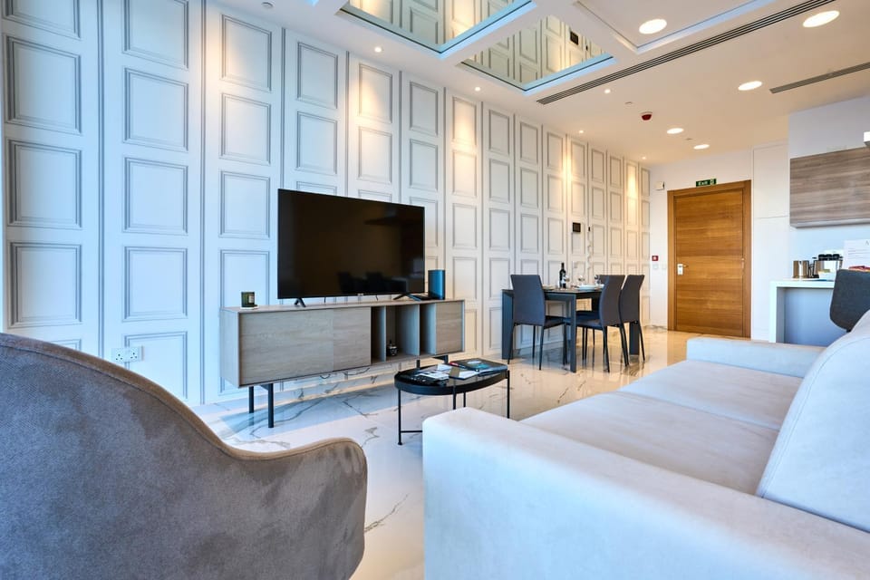 TV and multimedia, Living room, Seating area, Dining area