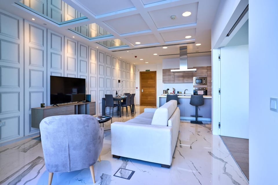 TV and multimedia, Kitchen or kitchenette, Living room, Seating area, Evening entertainment