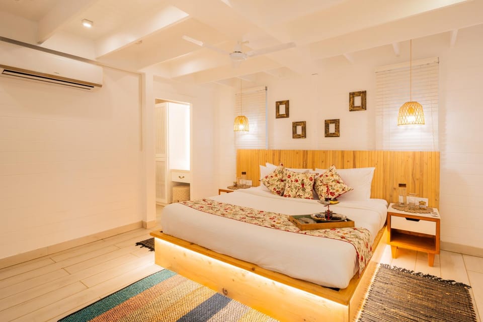 Bed, Living room, Photo of the whole room, Seating area, Bedroom