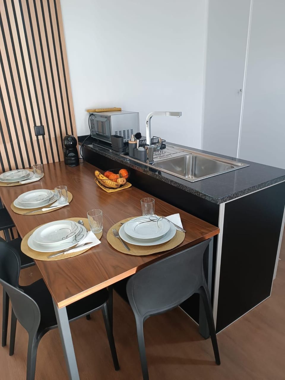 Coffee/tea facilities, Kitchen or kitchenette, Food and drinks, Dining area