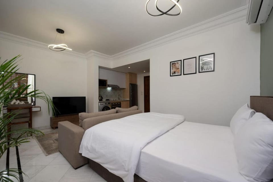 Bed, TV and multimedia, Bedroom