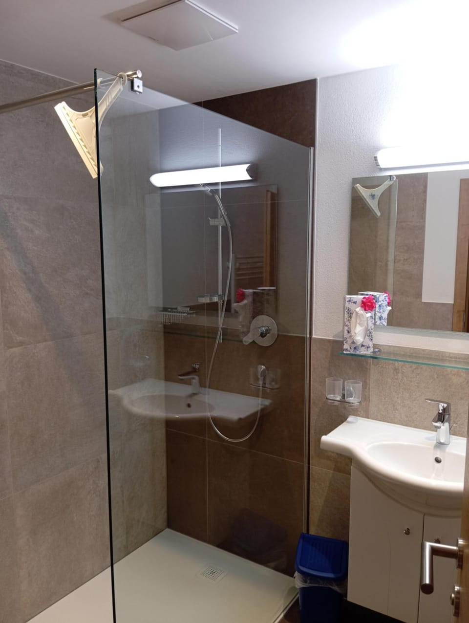 Shower, Bathroom, towels