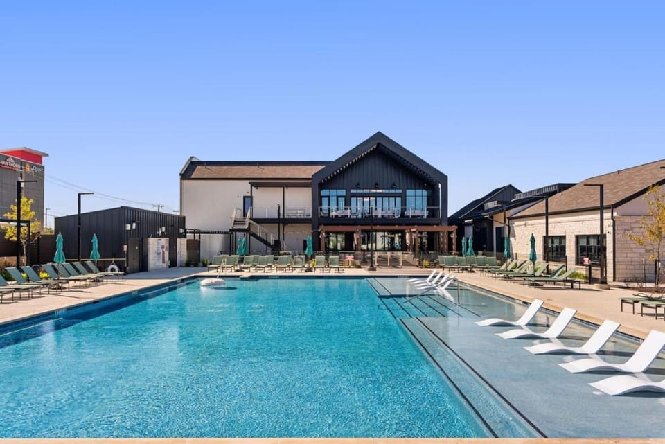 Modern Living 1B 1B Steps from Shops, Dining Fun Apartment in Pflugerville