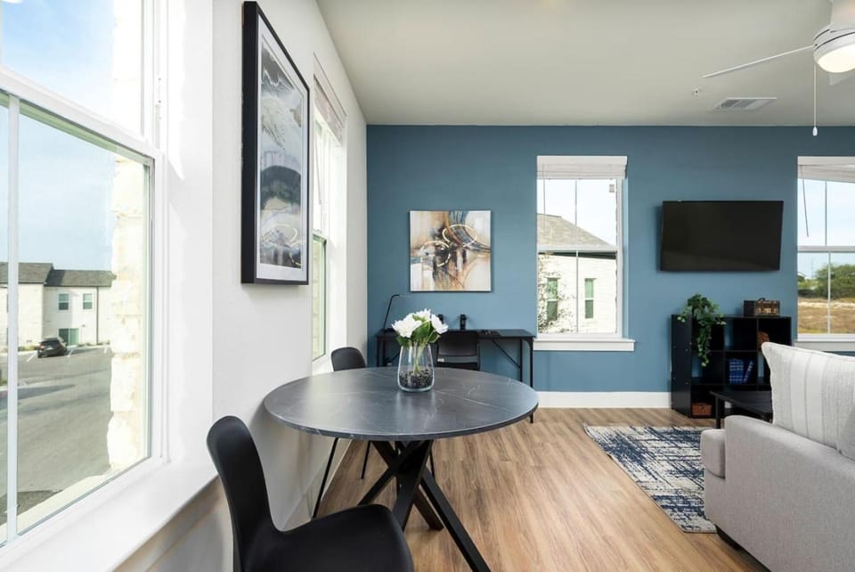 Sleek Stylish Apartment in Prime Location Apartment in Round Rock