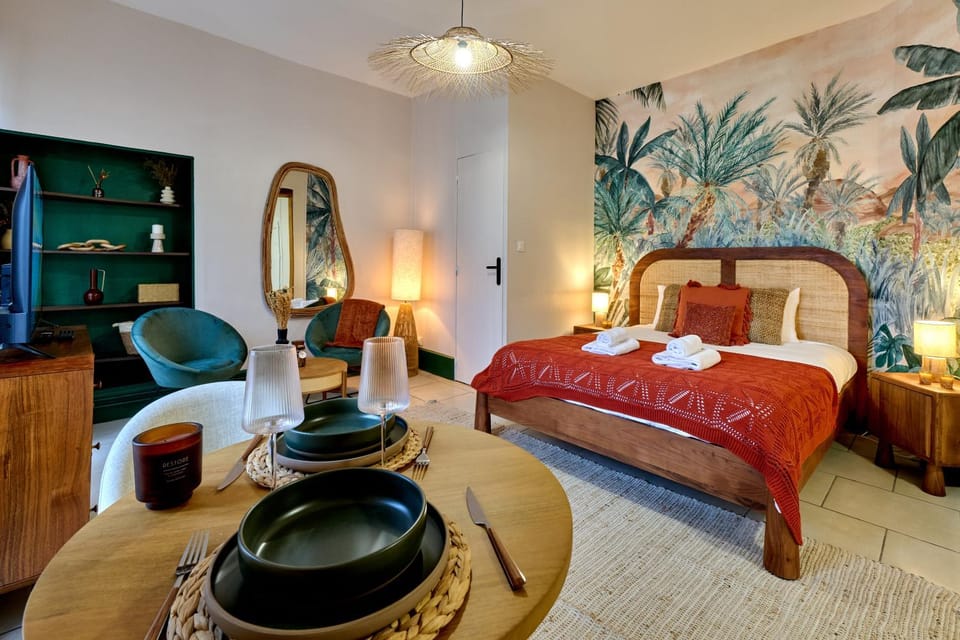 Bed, Living room, Photo of the whole room, Seating area, Bedroom