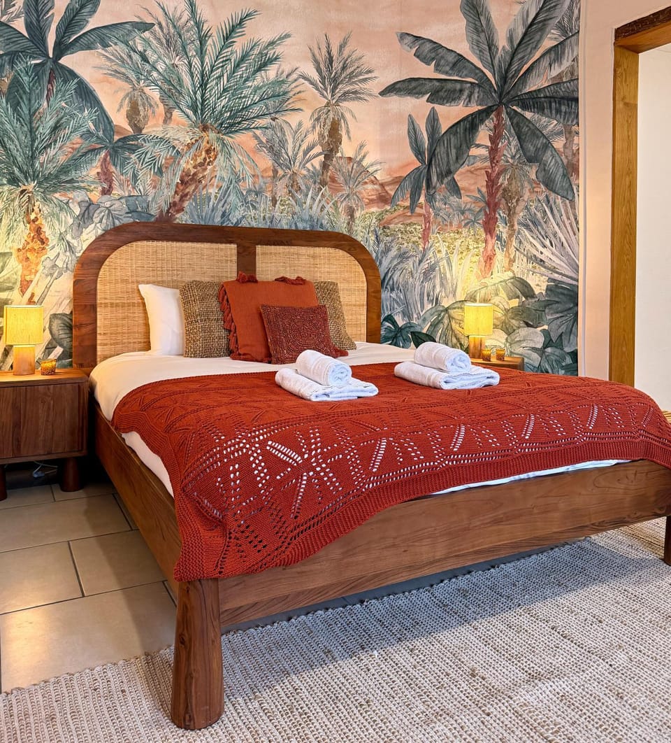 Bed, towels