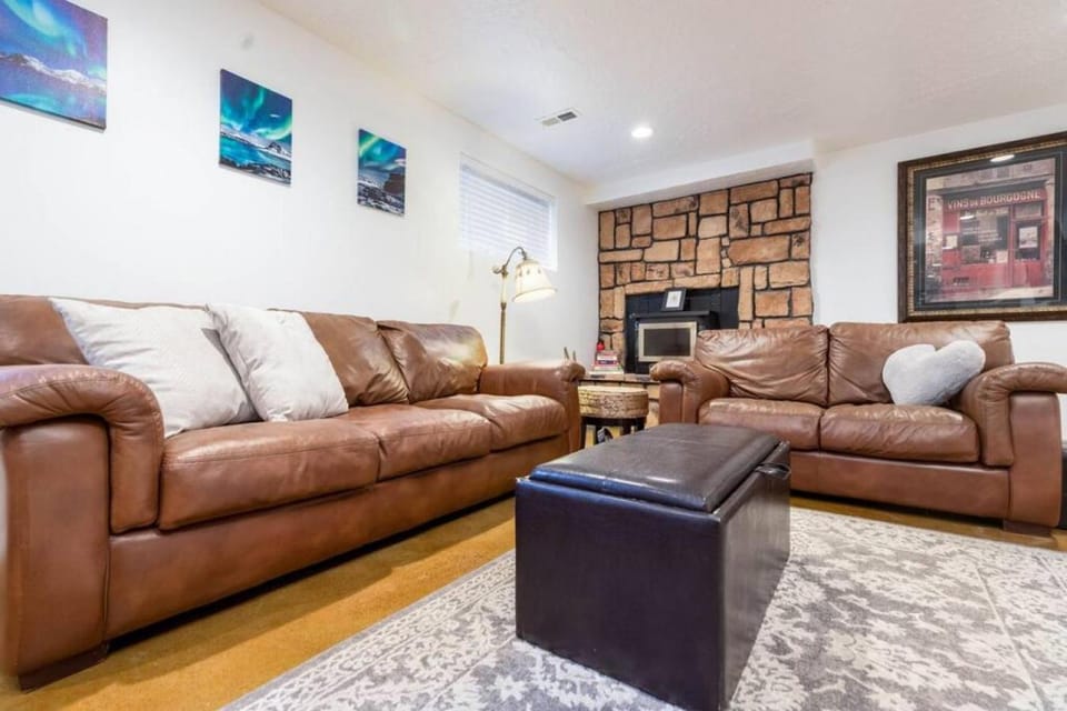 Ski Bum Chalet Close to Resorts House in Cottonwood Heights