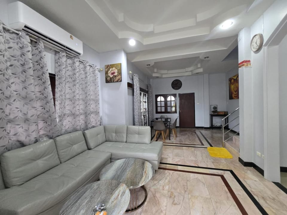 Diamond Home in Phuket Bed and Breakfast in Wichit