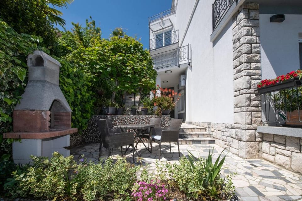 Patio, BBQ facilities