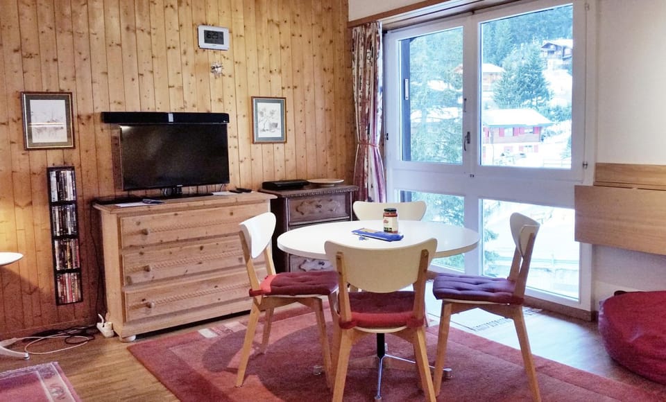 TV and multimedia, Living room, Seating area, Dining area, Evening entertainment