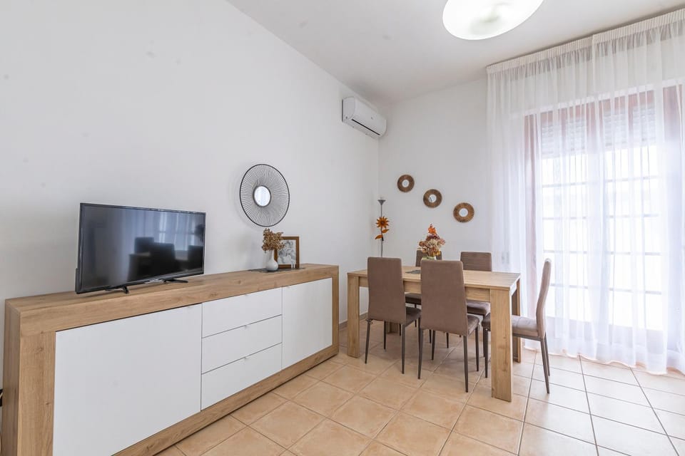 TV and multimedia, Living room, Seating area, Dining area, air conditioner