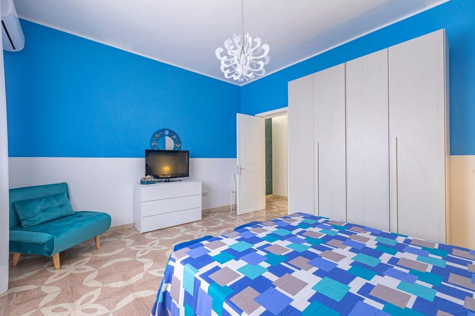 Bed, TV and multimedia, Bedroom, wardrobe