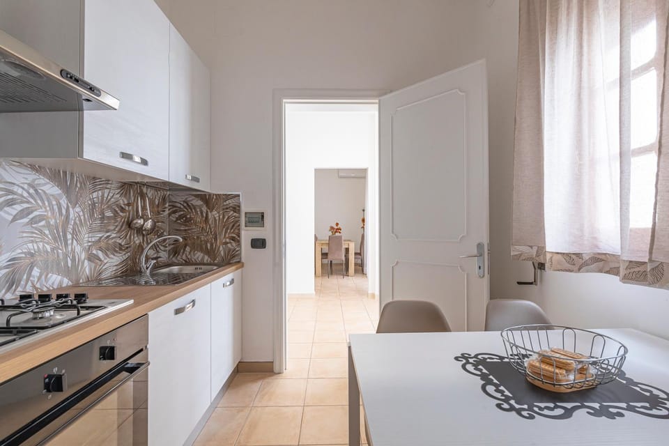Kitchen or kitchenette, Dining area, stove