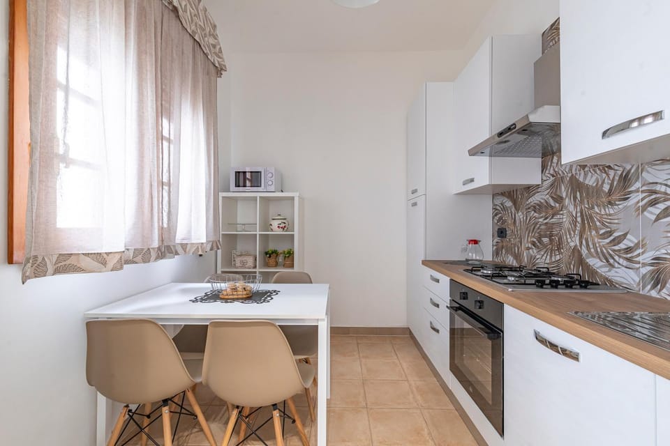 Kitchen or kitchenette, Dining area, oven, stove