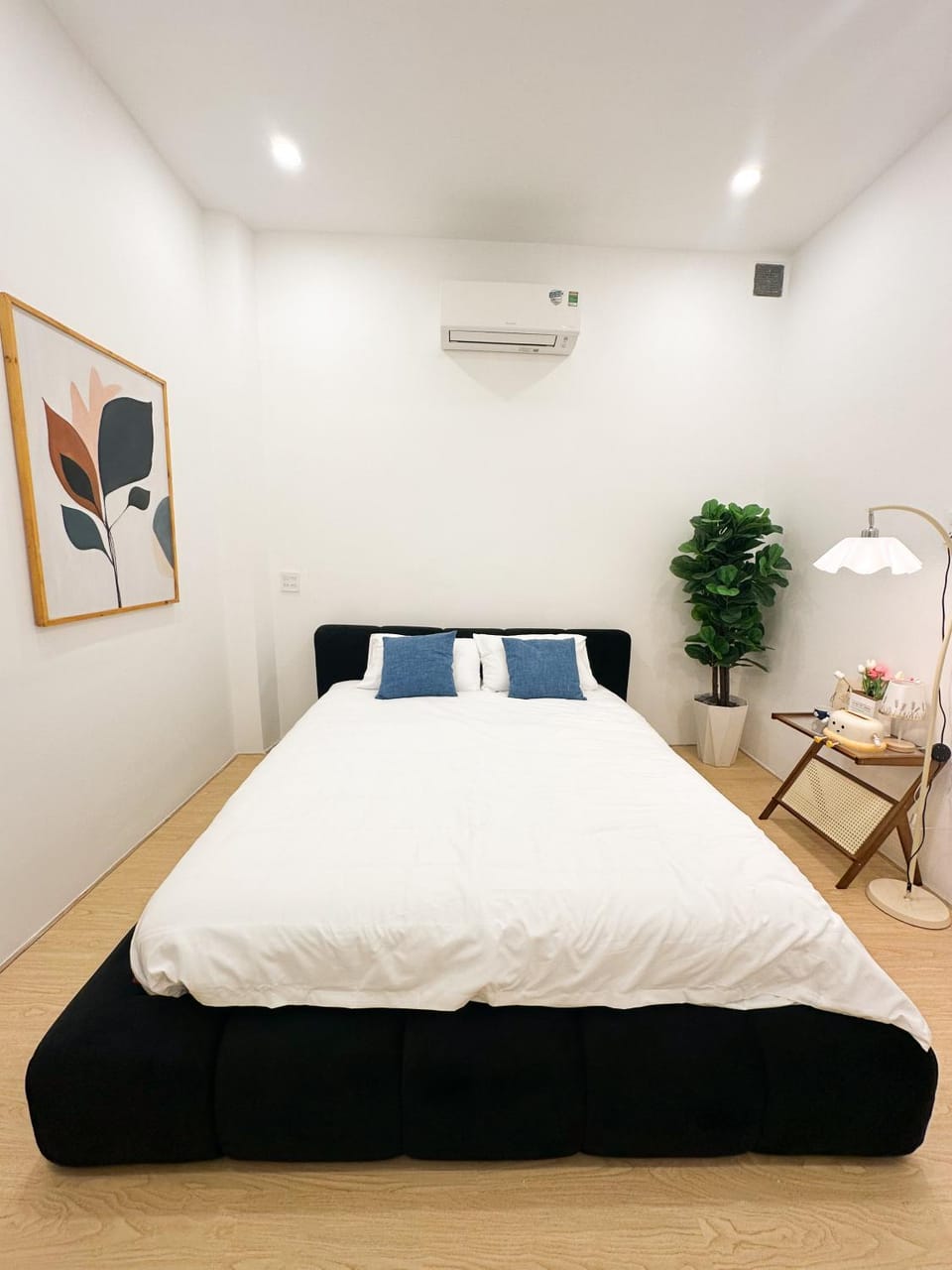 Bed, Photo of the whole room, Bedroom, air conditioner