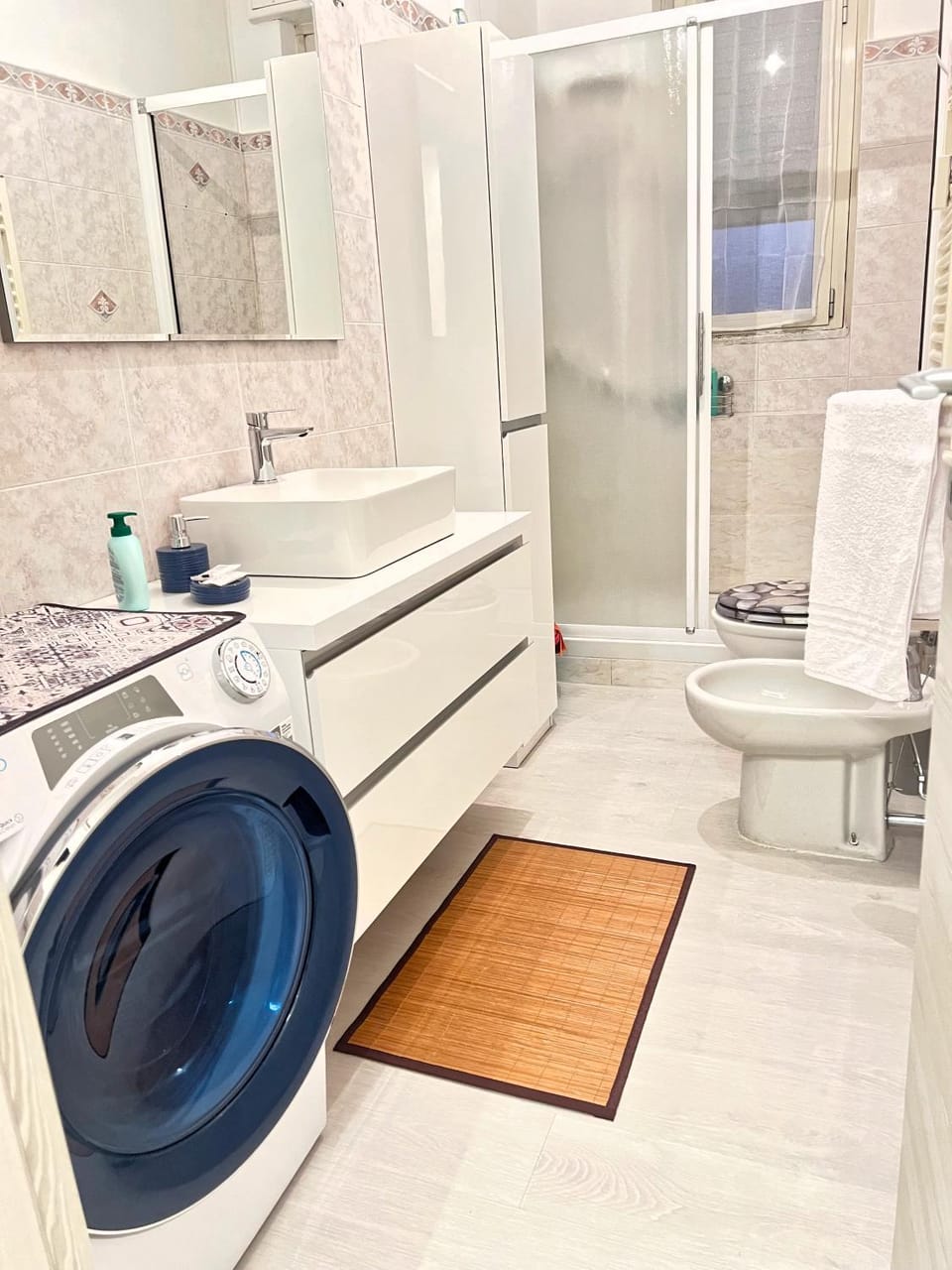 Shower, Toilet, Bathroom, towels