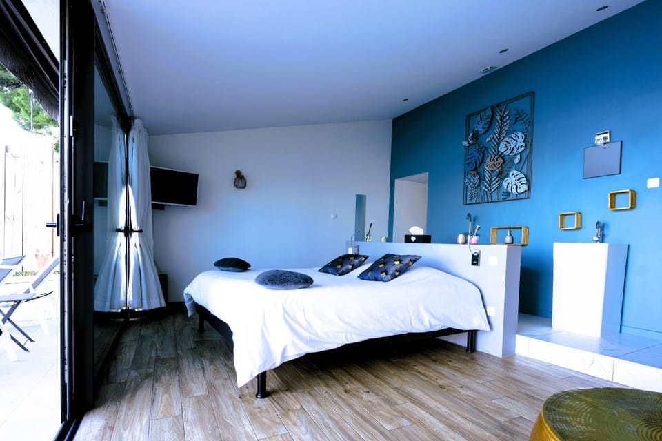 Bed, TV and multimedia, Photo of the whole room, Bedroom