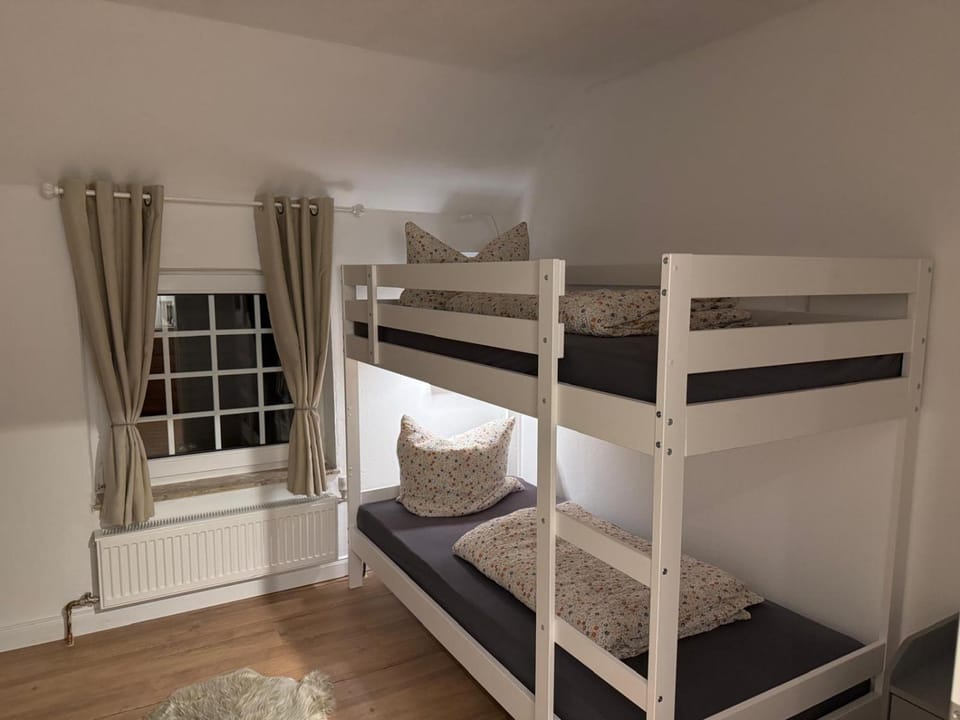 Bedroom, bunk bed