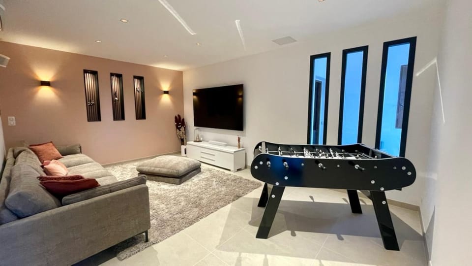Communal lounge/ TV room, TV and multimedia