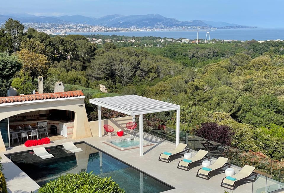 Mountain view, Pool view, Sea view