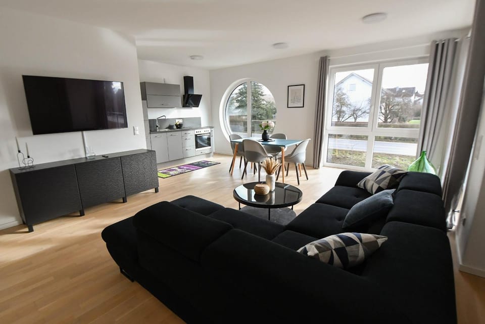 TV and multimedia, Kitchen or kitchenette, Living room, Seating area, Dining area