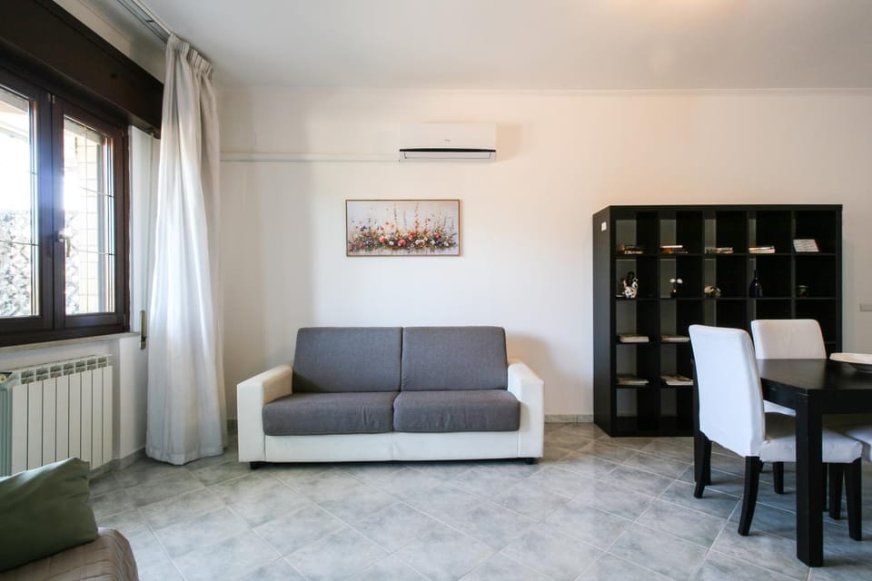 Living room, Seating area, Dining area, internet, air conditioner