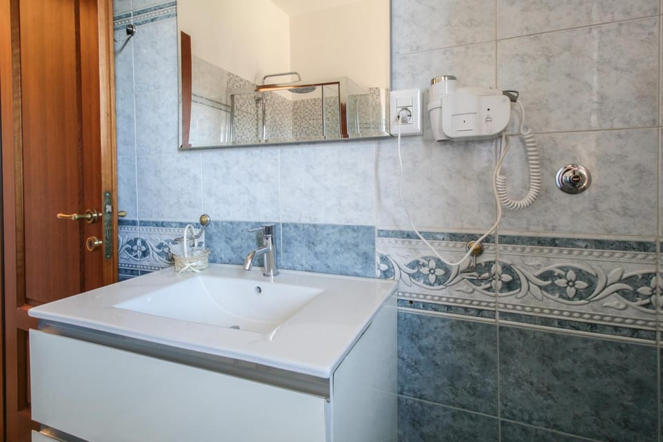 Shower, Bathroom, towels