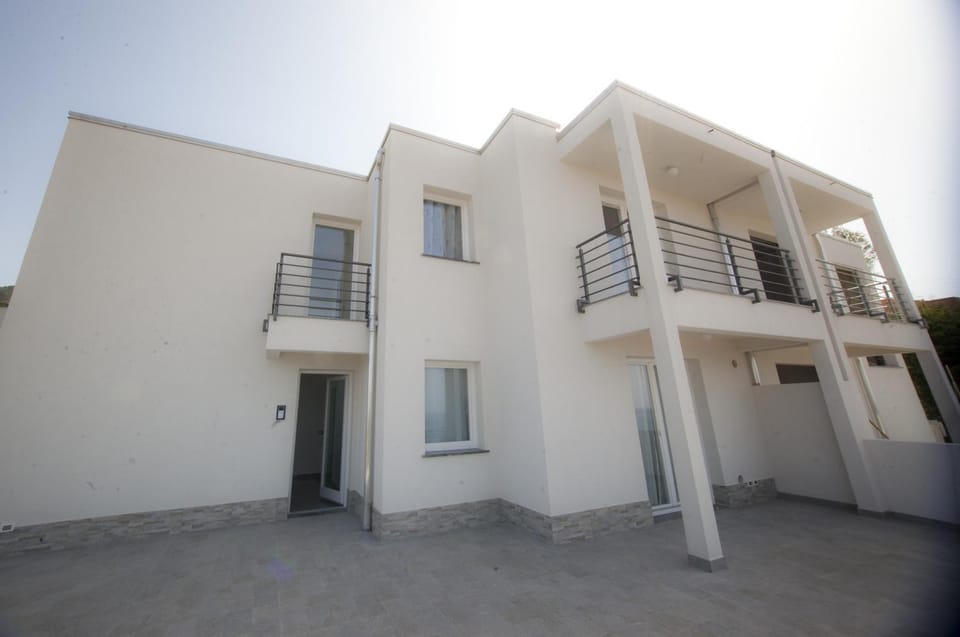 Facade/entrance, Balcony/Terrace