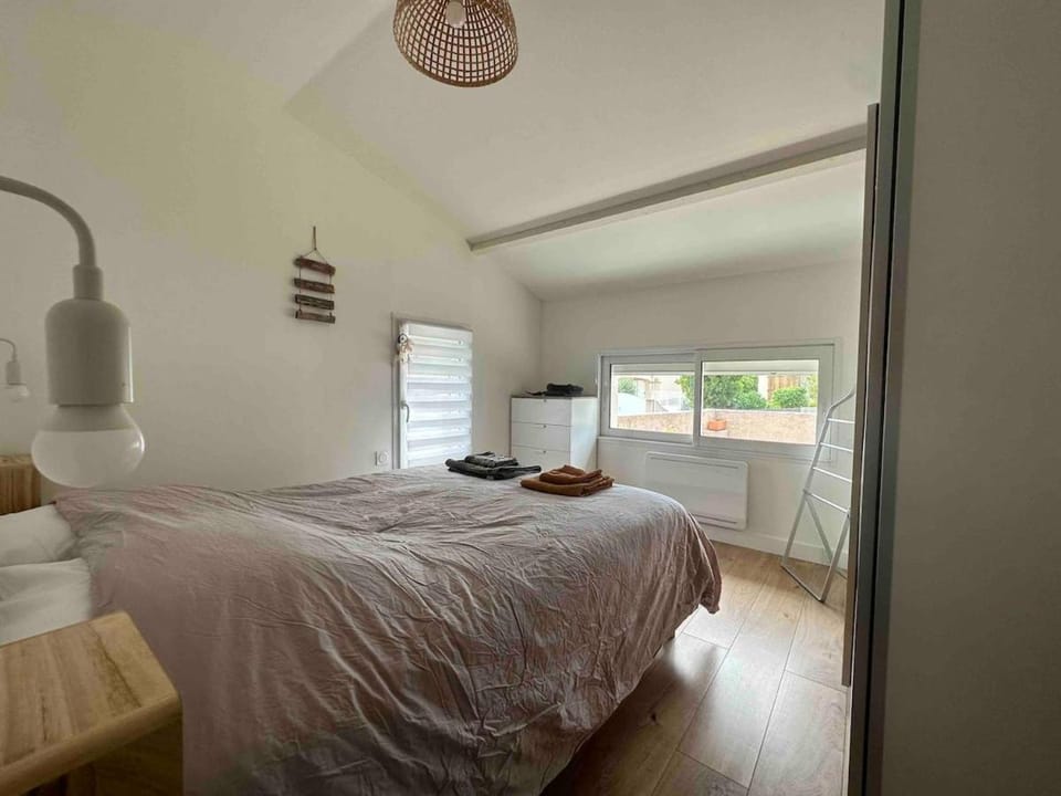Bed, Photo of the whole room, Bedroom, towels