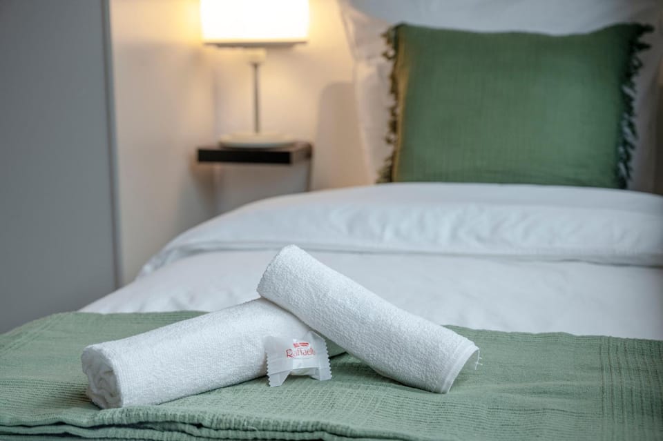 Bed, towels